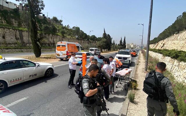 Des médecins traitent les victimes d'un accident à Jérusalem, le 11 avril 2022. (Crédit: United Hatzala)