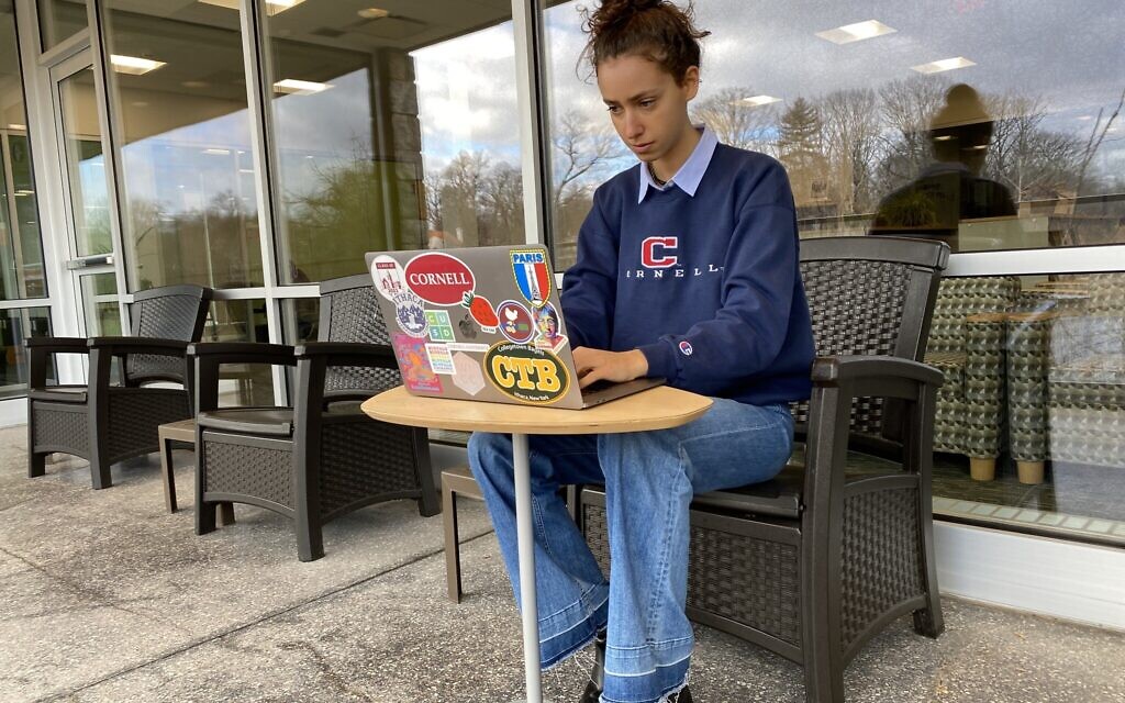 La mannequin et étudiante en informatique de l’Université Cornell, Lior Cole, au travail sur son ordinateur portable. (Crédit : Avec l’aimable autorisation de Lior Cole)