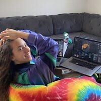 La mannequin et étudiante en informatique de l’Université Cornell Lior Cole au travail sur son ordinateur portable dans la maison familiale à Long Island, New York. (Crédit : Avec l’aimable autorisation de Lior Cole)
