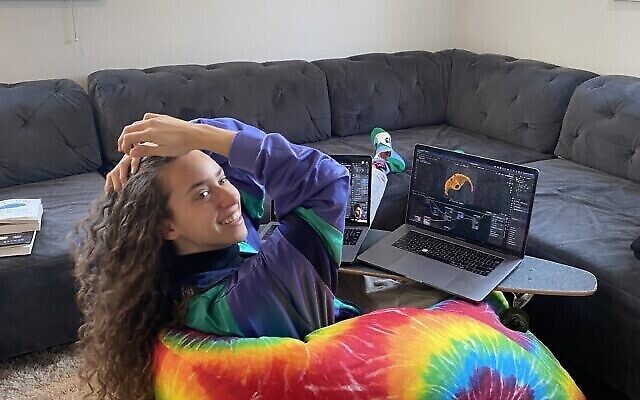La mannequin et étudiante en informatique de l’Université Cornell Lior Cole au travail sur son ordinateur portable dans la maison familiale à Long Island, New York. (Crédit : Avec l’aimable autorisation de Lior Cole)