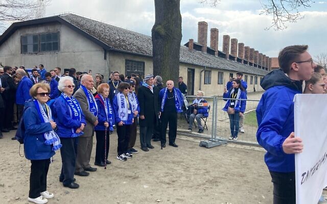 Huit survivants de la Shoah à la tête de la Marche des Vivants, sur le site du camp de concentration d'Auschwitz en Pologne, le 28 avril 2022.(Crédit: Yaakov Schwartz/Times of Israel)