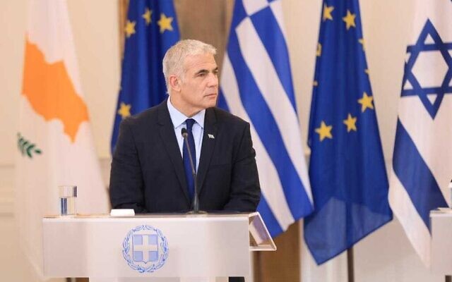 Le ministre des Affaires étrangères Yair Lapid à Chypre le 5 avril 2022. (Crédit : Asi Efrati/GPO)