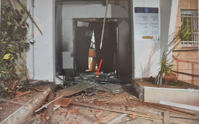 Le bureau du ministère de la Santé à Nazareth endommagé par une explosion, novembre 2021 (Crédit: Police israélienne)