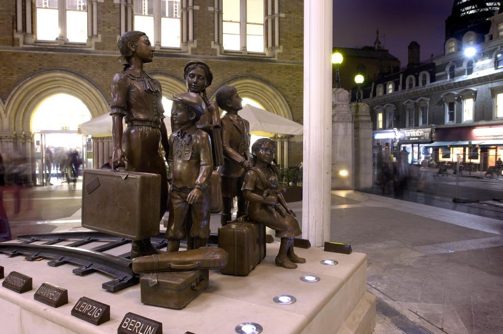 Les enfants de la sculpture Kindertransport, à l'extérieur de la gare de Liverpool Street à Londres (Crédit: John Chase , 2006)