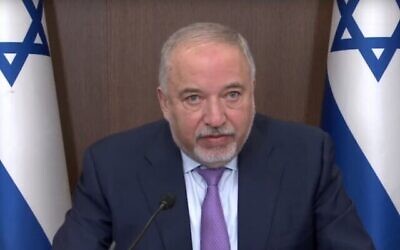 Capture d'écran d'une vidéo du ministre des Finances Avigdor Liberman lors de l'ouverture d'une réunion du comité socio-économique ministériel, le 15 février 2022. (Crédit: YouTube)