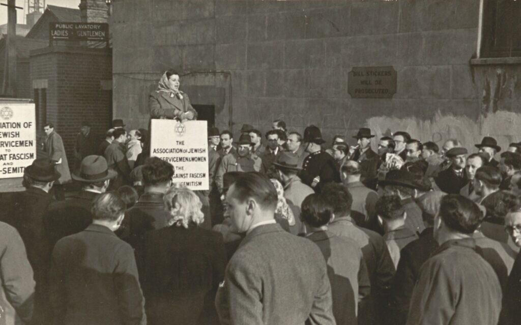 Une oratrice contre l’antisémitisme lors d’une manifestation à Ridley Road, à Londres, en 1948. (Crédit : Autorisation du Community Security Trust)