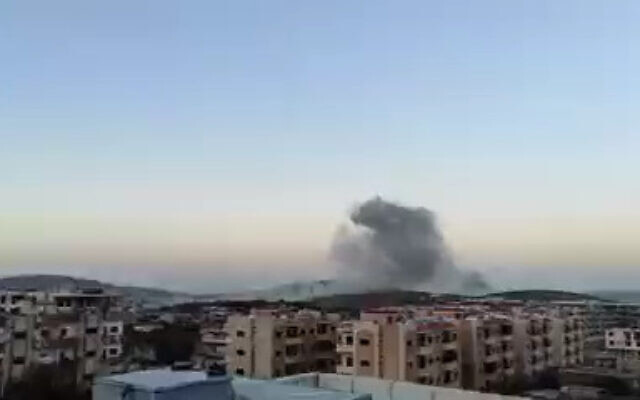 Un nuage de fumée s'élève suite à une frappe aérienne présumée près de Massyaf, en Syrie, le 9 avbril 2022. (Capture d'écran/Twitter)