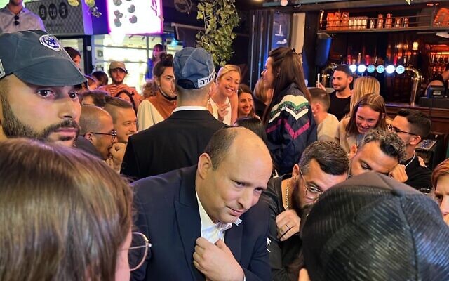Le Premier ministre Naftali Bennett lors de la réouverture du bar Ilka, à Tel Aviv, quatre jours après un attentat terroriste meurtrier, le 11 avril 2022. (Autorisation)