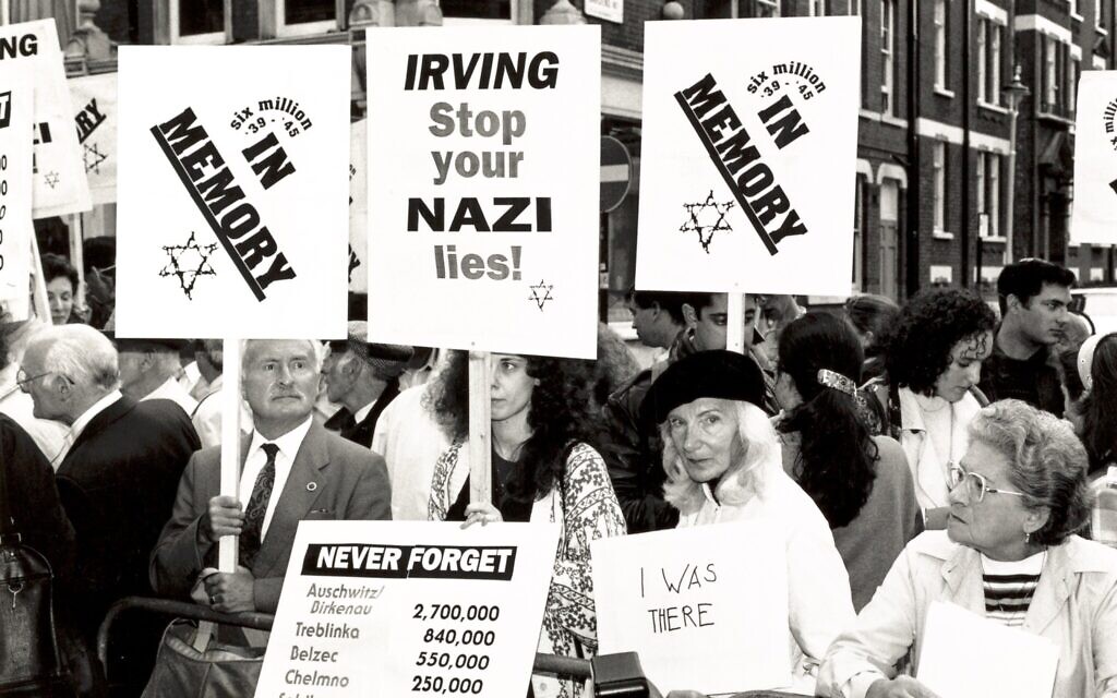 Manifestations contre le travail de David Irving, antisémite et négationniste de la Shoah, sans doute en lien avec son emploi au Sunday Times, au Royaume-Uni, en 1992. (Crédit : Autorisation du Community Security Trust)