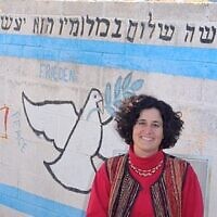 Le docteur Sarah Koplik, ancienne directrice des relations communautaires à la fédération juive du Nouveau Mexique, aux abords de la maison Hillel de l'université du Nouveau-Mexique. (Autorisation)