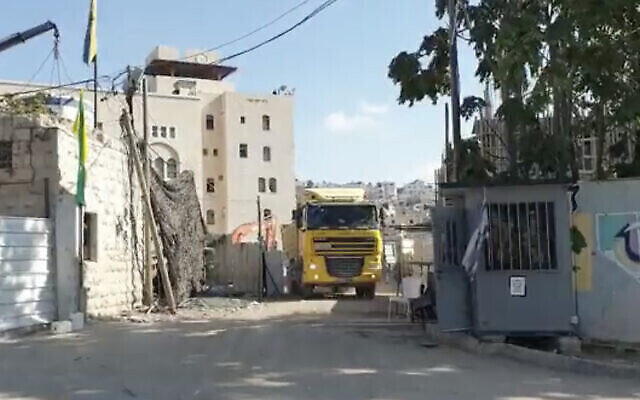 Cette capture d’écran de la vidéo diffusée par Peace Now, le 21 octobre 2021, montre la construction de nouvelles unités de peuplement dans la ville de Hébron, en Cisjordanie. (Crédit : Capture d’écran/Twitter)