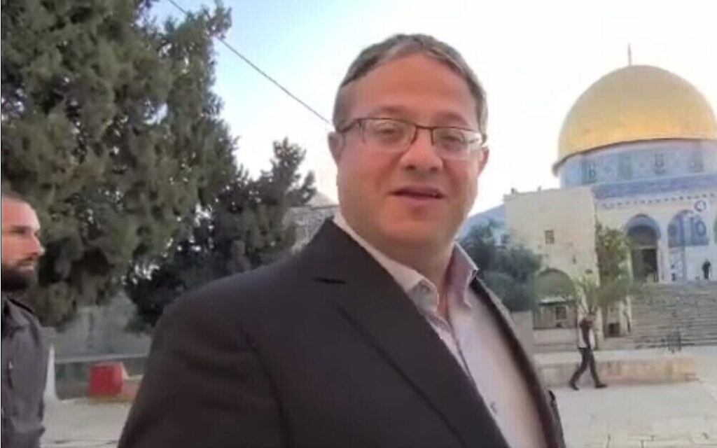 Itamar Ben Gvir, membre de la Knesset, visite l’enceinte du Mont du Temple, escorté par des policiers le 31 mars 2022 (Crédit : Capture d’écran Facebook utilisée en vertu de l’article 27a de la Loi sur le droit d’auteur)