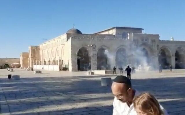Des Palestiniens et des policiers s'affrontent à la mosquée Al-Aqsa alors que des visiteurs juifs visitent le mont du Temple le 21 avril 2022. (Crédit: Capture d'écran : Twitter)