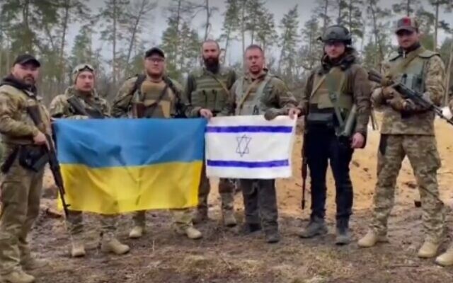 Des Israéliens combattant avec les forces ukrainiennes posent dans une vidéo qui a largement circulé sur les réseaux sociaux le 24 avril 2022, dans laquelle ils remercient Israël de les soutenir (Crédit: Capture d'écran)