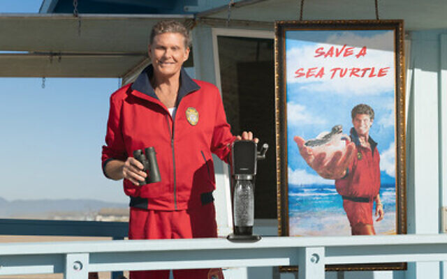 David Hasselhoff joue le rôle d'un sauveteur dans un spot publicitaire SodaStream. (Crédit : SodaStream)