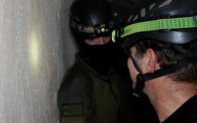« Tav », un soldat israélien spécialisé dans la guerre souterraine, montre le tunnel le plus profond du Hamas à Danny Kushmaro de la Douzième chaîne. (Crédit : Capture d'écran/Douzième chaîne)