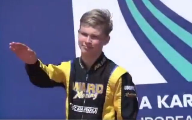 Le pilote de karting russe Artem Severiukhin, 15 ans, fait un salut nazi sur le podium lors de la cérémonie de remise des prix du championnat européen de karting junior au Portugal. (Capture d'écran / Twitter)