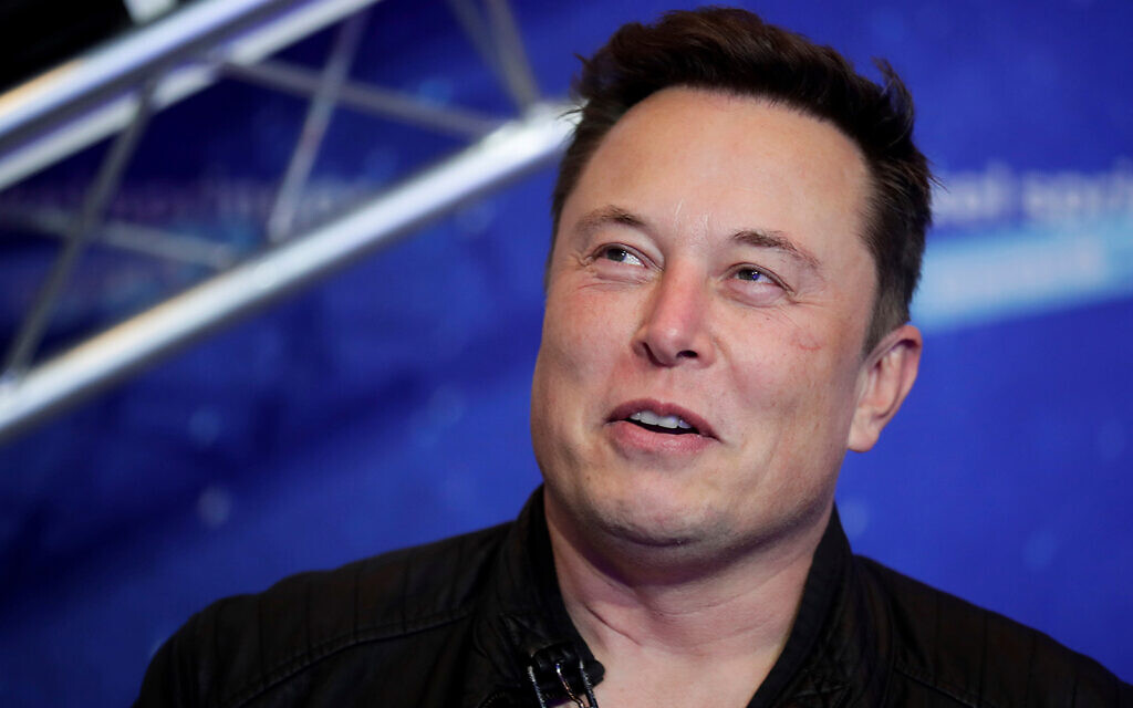Le directeur-général de Tesla et de SpaceX Elon Musk sur le tapis rouge de la remise des prix Axel Springer à Berlin, le 1er décembre 2020. (Crédit : Hannibal Hanschke/Pool Photo via AP, File)