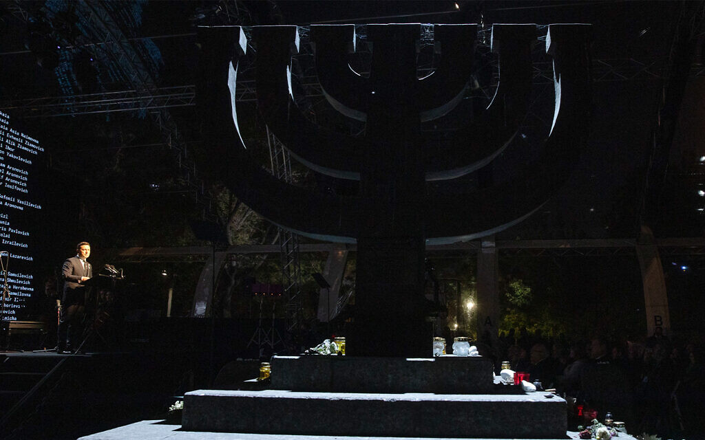 Le président ukrainien Volodymyr Zelensky prend la parole lors des événements commémoratifs marquant le 80e anniversaire du massacre des Juifs de Babi Yar en 1941 à Kiev, en Ukraine, le 6 octobre 2021. (Crédit: Bureau de presse présidentiel ukrainien via AP)