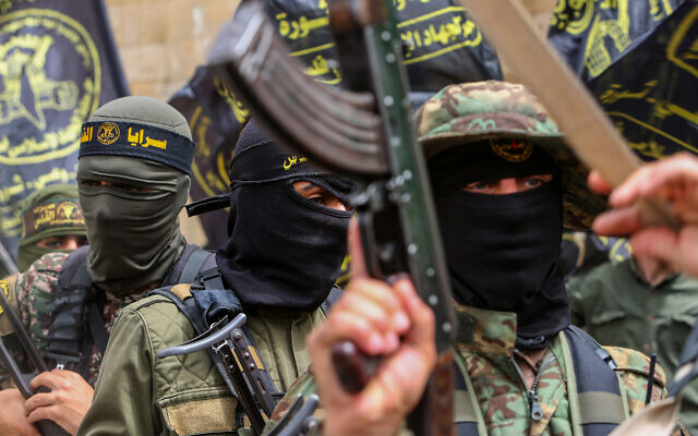 Des partisans des groupes terroristes du Hamas et du Jihad islamique lors d'un rassemblement dans la bande de Gaza célébrant un attentat commis à Tel Aviv, le 8 avril 2022. (Crédit : Attia Muhammed/Flash90)