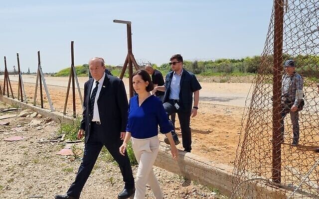 Le contrôleur de l'État, Matanyahu Englman, visite une partie endommagée  de la barrière de sécurité avec la Cisjordanie, près de la ville de Matan, dans le Centre du pays, le 31 mars 2022. (Crédit : Autorisation)