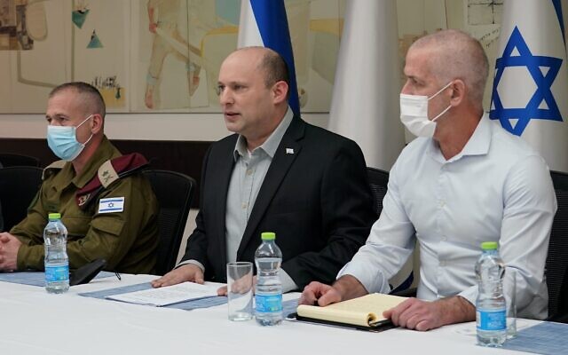 Le Premier ministre Naftali Bennett dans une réunion avec le chef du Shin Bet, Ronen Bar, à droite, son secrétaire militaire Avi Gil et d'autres responsables de la sécurité, le 2 avril 2022. (Crédit : Shin Bet)