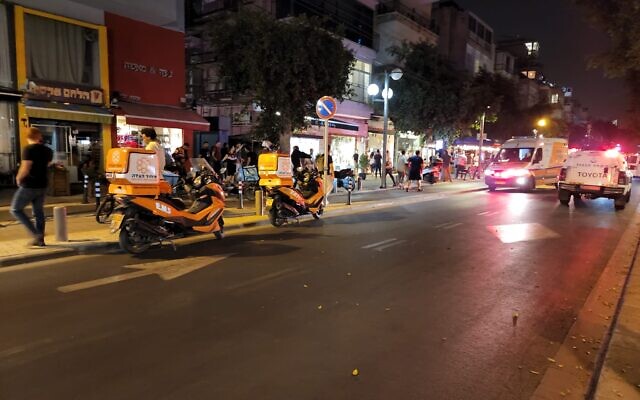 Des ambulances dans la rue Dizengoff de Tel Aviv après une fusillade signalée, le 7 avril 2022 (Crédit : United Hatzalah)