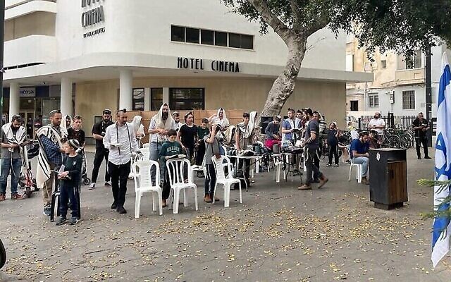La fin d'une séance de prière organisée sur la place Dizengoff vendredi matin, quelques heures après une fusillade dans la rue Dizengoff, à Tel Aviv, le 8 avril 2022. (Crédit: Carrie Keller-Lynn / Times of Israel)