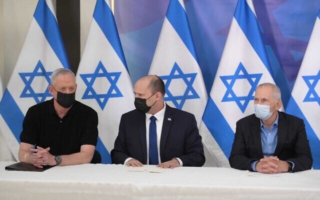 Le ministre de la Défense Benny Gantz à gauche, le Premier ministre Naftali Bennett au centre, et le ministre de la Sécurité publique Omer Barlev au ministère de la Défense à Tel Aviv, le 8 avril 2022. (Crédit: Amos Ben Gershom/GPO)
