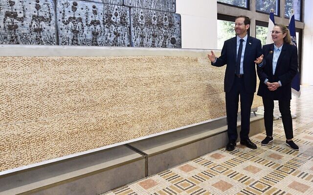Le président Herzog et la première dame Michal Herzog reçoivent la plus grande matsa d'Israël à la résidence du président à Jérusalem, le 10 avril 2022. (Crédit: Haim Zach/GPO)