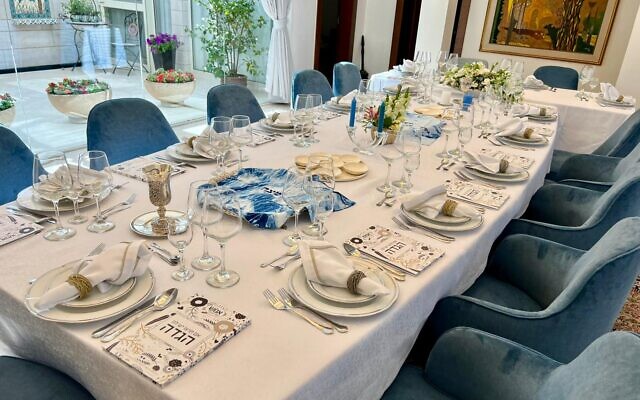 La table traditionnelle du « Seder » de Pessah à la résidence du président à Jérusalem en 2022. (Crédit: Autorisation)