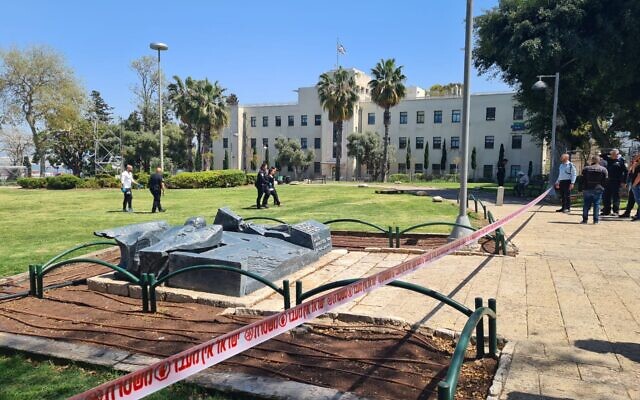 Des policiers et des médecins sur les lieux d'une attaque au couteau à Haïfa, le 15 avril 2022. (Crédit: Police israélienne)