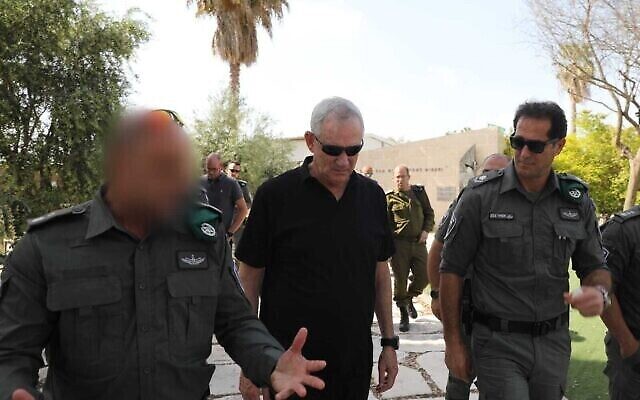 Le ministre de la Défense Benny Gantz, au centre, visite une base de la police des frontières en Cisjordanie, avec le commandant de la police des frontières, Amir Cohen, à droite, le 19 avril 2022. (Crédit : Elad Malka/ministère de la Défense)