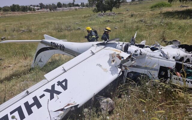 Illustration : Le lieu de l'accident d'un avion ultra-léger près de Rosh Pina, dans le nord d'Israël, le 23 avril 2022. (Crédit : Services d'incendie et de secours israéliens)