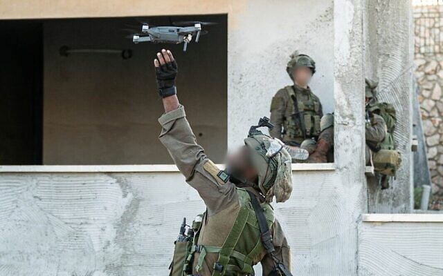 Un soldat de l'armée lance un petit drone dans le cadre d'un exercice de simulation de guerre à grande échelle dans le nord d'Israël, au mois d'octobre 2020. (Crédit : Armée israélienne)