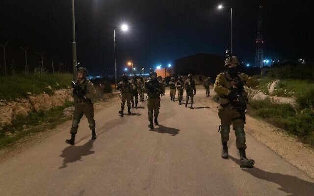 Les soldats israéliens lors d'une opération en Cisjordanie, une image publiée par l'armée, le 2 avril 2022. (Crédit : Armée israélienne)