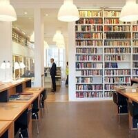 Fondée en 1933 par Alfred Wiener, Juif allemand décoré de la Croix de fer pendant la Première Guerre mondiale, la bibliothèque Wiener à Londres est le plus ancien musée de la Shoah au monde. (Crédit : Autorisation)