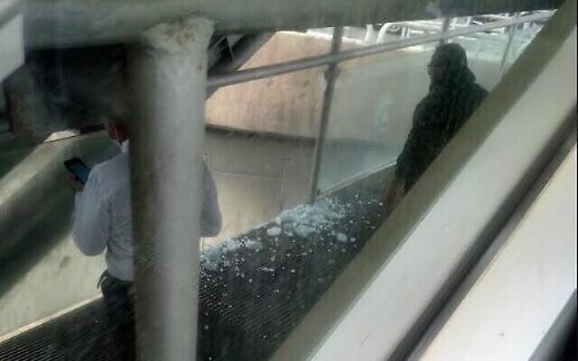 Une rambarde brisée à travers de laquelle un travailleur serait tombé sur l’autoroute Ayalon, le 11 avril 2022. (Crédit: Gedalyah Reback)