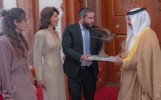 Uri Pearl et Joy Malka Rothenberg membre d'une délégation de l'Abrahamic Business Circle offrant la colombe de la paix de Daniel Kafri au roi de Bahreïn, Hamad bin Isa Al Khalifa (Crédit : Cour royale de Bahreïn)