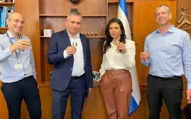 Le ministre du Logement Ze'ev Elkin, au centre à gauche, et la ministre de l'Intérieur Ayelet Shaked, au centre à droite, portent un toast aux projets de nouvelles communautés dans le désert du Néguev en Israël, le 10 avril 2022 (Crédit: Capture d'écran/Twitter)