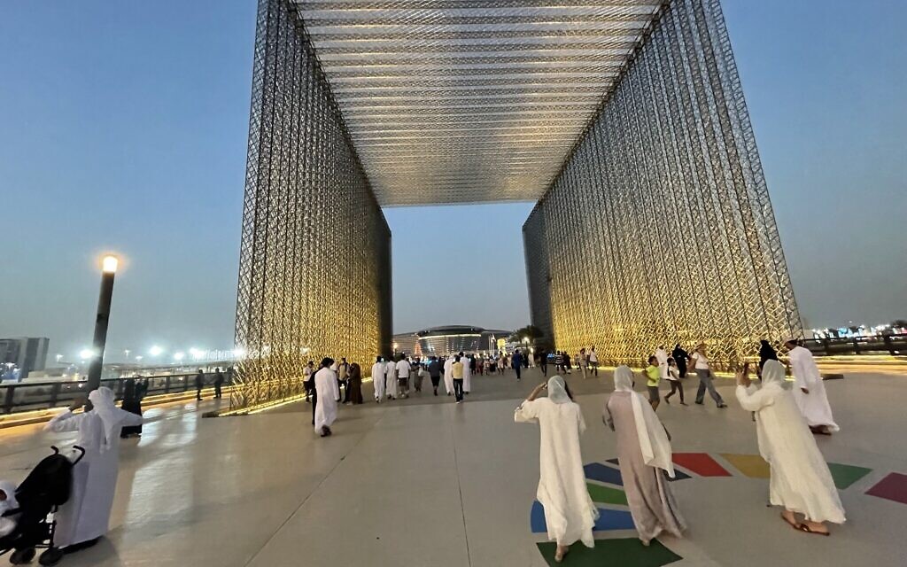 L'entrée spectaculaire de l'Expo 2020 à Dubaï, qui a fermé ses portes le 31 mars 2022. (Crédit : Sue Surkes/Times of Israel)