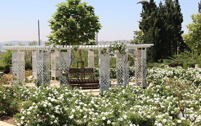 Jardin à la française à l'intérieur de la Roseraie Wohl à Jérusalem, en avril 2021. (Crédit : Shmuel Bar-Am)