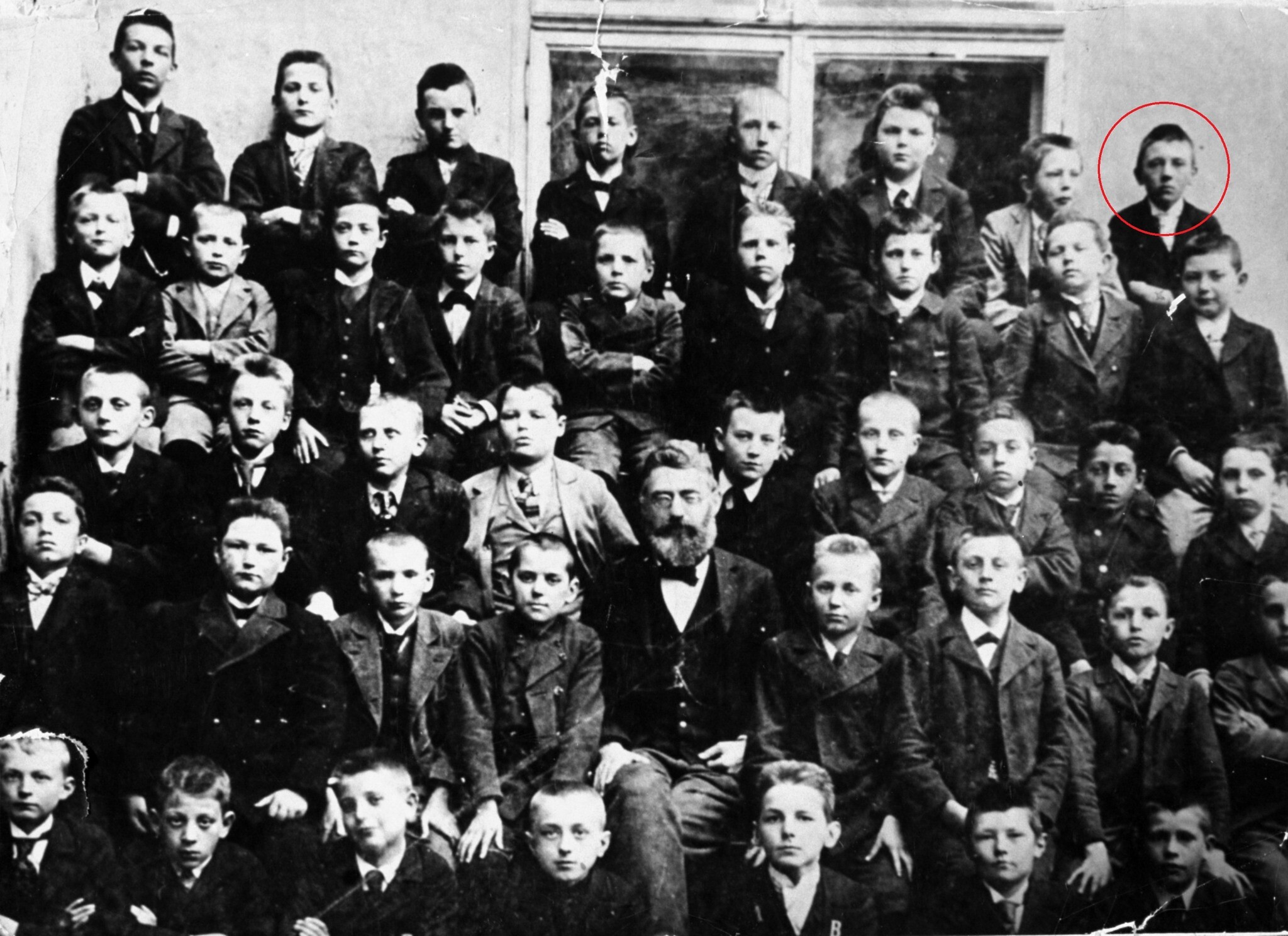 Adolf Hitler sur une photo de classe quand il avait 14 ans, en 1904 environ. (Crédit : AP Photo)