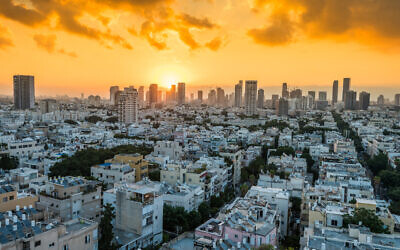 Le soleil se levant sur Tel Aviv, en octobre 2019. (Crédit: ZZ3701/iStock by Getty Images)