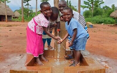 Des enfants d' Afrique bénéficient d’une eau potable salubre grâce à la technologie israélienne apportée par l’intermédiaire d’Innovation Africa. (Crédit : Autorisation)