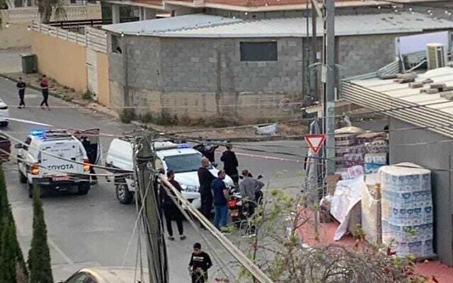 La police sur les lieux d'une fusillade mortelle à Qalansawe, le 23 avril 2022. (Crédit: Courtoisie)