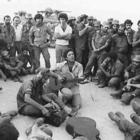 Leonard Cohen joue pour les soldats israéliens dans le Sinaï pendant la guerre de Yom Kippour, en 1973. (Crédit : Ron Ilan/ IDF archives)