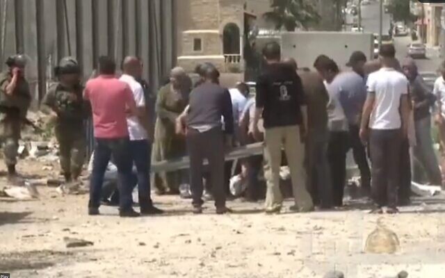 Des gens entourent le corps de Ghada Sabiteen, quelques instants après qu'elle a été abattue dans le village cisjordanien de Husan, le 10 avril 2022. (Crédit: Capture d'écran Twitter ; utilisée conformément à la clause 27a de la loi sur le droit d'auteur)