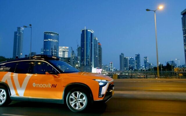 Un taxi autonome équipé de la technologie de conduite de Mobileye avec l'application de covoiturage Moovit dans les rues de Tel Aviv-Jaffa, septembre 2021. (Crédit: Mobileye/Intel)