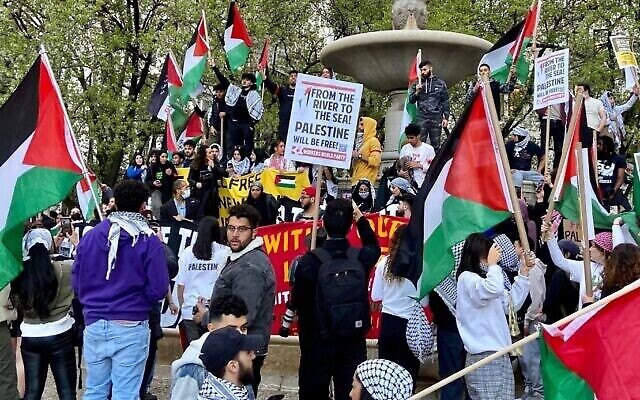 Des manifestants pro-palestiniens se sont rassemblés devant le consulat israélien à Manhattan avant de se rendre à la fontaine devant l’hôtel Plaza, sur la 59e rue, le 20 avril 2022. (Crédit : Jacob Henry)